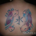 Hűvös példa a kész aranyhal tetoválásra - a rajz alkalmas aranyhal tetoválásra koronával