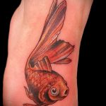 Az alkalmazott aranyhal tetoválás hiteles változata - a rajz alkalmas az aranyhal tetoválására az oldalán