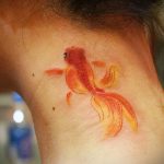 Hűvös példa egy elkészült aranyhal tetoválásra - a rajz alkalmas egy horgolt aranyhal tetoválásra