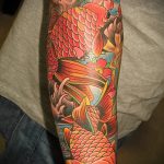 Jó példa a kész aranyhal tetoválásra - a rajz alkalmas korona aranyhal tetoválásra