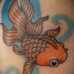 A kész aranyhal tetoválás hűvös változata - a rajz alkalmas egy aranyhal tetoválásra koronával