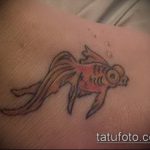 Példa egy elkészült aranyhal tetoválásra - a rajz alkalmas az aranyhal tetoválására az oldalán