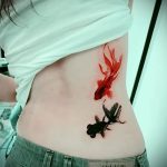 Az aranyhal tetoválás egyedülálló példája - a rajz alkalmas a lapockán lévő aranyhal tetoválásra