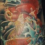 Hűvös példa egy aranyhalas tetoválásra - a rajz alkalmas korona aranyhal tetoválásra