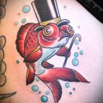 A kivitelezett aranyhal tetoválás érdekes változata - a rajz alkalmas aranyhal tetoválásra koronában