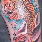 Egy eredeti példa egy aranyhal tetoválásra - a rajz alkalmas egy aranyhal tetoválásra a lapockán