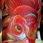 Az alkalmazott aranyhal tetoválás hűvös változata - a rajz aranyhal és lótusz tetováláshoz alkalmas