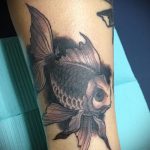 A kivitelezett aranyhal tetoválás érdekes változata - a rajz alkalmas aranyhal tetoválásra a hátán