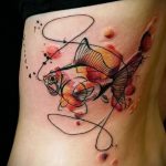 A meglévő aranyhal tetoválás remek példája - a rajz alkalmas az aranyhal tetoválására az oldalán