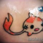 Az alkalmazott aranyhal tetoválás egyedi változata - a rajz alkalmas a halak tetoválására a lapockán