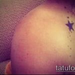 Fotó a csillag tetoválásról a kulcscsonton # 169 - a minta exkluzív változata, amely sikeresen használható feldolgozásra és csillagtetoválásként a kulcscsonton, a nyakhoz közelebb