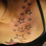 A csillag tetoválás képe a kulcscsonton # 375 a minta érdekes változata, amely sikeresen használható a csillag tetováláshoz a csillag tetováláshoz a kulcscsonton, közelebb a nyakhoz