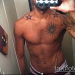 A csillag tetoválás képe a kulcscsonton # 924 a minta hűvös változata, amely sikeresen használható feldolgozásra és csillagtetoválásként a kulcscsonton, a nyakhoz közelebb