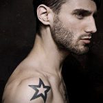 A csillag tetoválás képe a kulcscsonton # 130 a minta érdekes változata, amely sikeresen alkalmazható a nyakhoz közelebb eső kulcscsont csillagának megváltoztatására és tetoválásként történő alkalmazására
