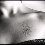 Fotó a csillag tetoválásról a kulcscsonton # 352 - a minta exkluzív változata, amely sikeresen használható feldolgozásra és csillagtetoválásként a kulcscsonton, a nyakhoz közelebb