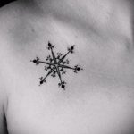 A csillag tetoválás képe a kulcscsonton # 454 a minta méltó változata, amely sikeresen használható a lányok kulcscsontjainak finomítására és csillagtetoválásként történő alkalmazására