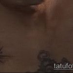 A csillag tetoválás képe a kulcscsonton # 93 a minta hűvös változata, amely sikeresen használható feldolgozásra és csillag tetoválásként történő alkalmazásra a kulcscsonton és a térden