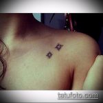 A csillag tetoválás képe a kulcscsonton # 55 a minta hűvös változata, amely könnyen használható feldolgozásra és csillagtetoválásként a kulcscsonton, a nyakhoz közelebb