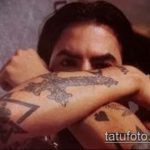 A kész csillagtetoválás klassz változata a könyökön - a rajz alkalmas csillag tetováláshoz a lányok könyökén