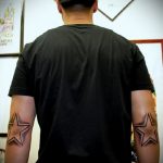 Egy remek példa egy létező csillagtetoválásra a könyökön - a rajz alkalmas csillag tetoválásra a könyökön 4 betű