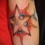 A kész csillagtetoválás klassz változata a könyökön - a rajz alkalmas a férfiak könyökén lévő csillag tetováláshoz