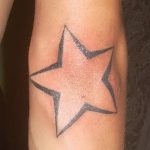 A csillag tetoválás menő változata a könyökön - a rajz alkalmas a könyökön lévő csillag tetováláshoz