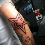 A könyökön lévő meglévő csillag tetoválás eredeti változata - a rajz alkalmas csillag tetováláshoz a lányok könyökén