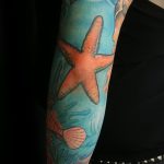 A meglévő csillagtetoválás klassz változata a könyökön - a rajz alkalmas a könyökön lévő csillag tetováláshoz a sajtó számára
