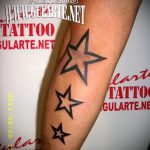 Egy eredeti példa a könyökön lévő csillag tetoválásra - a rajz alkalmas a könyökön lévő csillag tetoválásra.