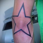 Jó példa a kész csillagtetoválásra a könyökön - a rajz alkalmas csillag tetoválásra a jógi könyökén