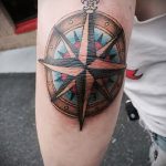 Érdekes példa a könyökön lévő csillag tetoválásra - a rajz alkalmas csillag tetoválásra a könyökön 4 betű