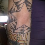 A kész csillagtetoválás menő változata a könyökön - a rajz alkalmas a csillag tetoválására a könyökön a sajtó számára