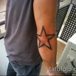 Egy remek példa egy létező csillagtetoválásra a könyökön - a rajz alkalmas egy csillag tetováláshoz egy férfi könyökén