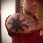 Jó példa a kész csillagtetoválásra a könyökön - a rajz alkalmas csillag tetoválásra a lányok könyökén