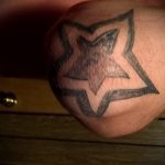 Egy remek példa a könyökön lévő csillag tetoválásra - a rajz alkalmas a férfi könyökén lévő csillag tetoválásra