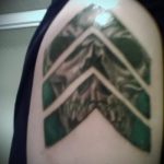 fotó a 432 -es katonai tetoválásról - a rajz érdekes változata, amely sikeresen használható felülvizsgálatra és alkalmazásra katonai tetoválásként a vállán