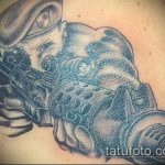 fotó a 133 -as számú katonai tetoválásról - a minta egyedi változata, amely jól használható változtatásra és alkalmazásra katonai tetoválásként a karon