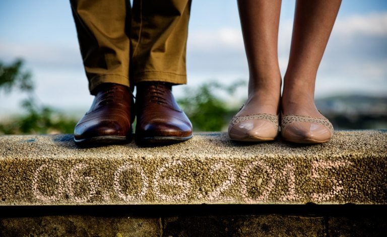 Jednoduchý nápad na fotografiu na tehlovej stene označenej dátumom svadby