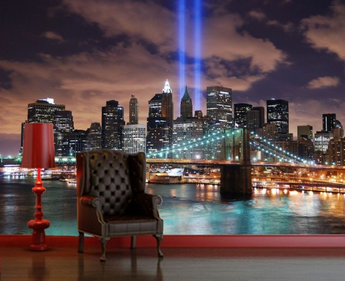 Fototapetu New York je možné kombinovať s klasickým nábytkom klasická krídlová stolička s nástennou maľbou z New Yorku