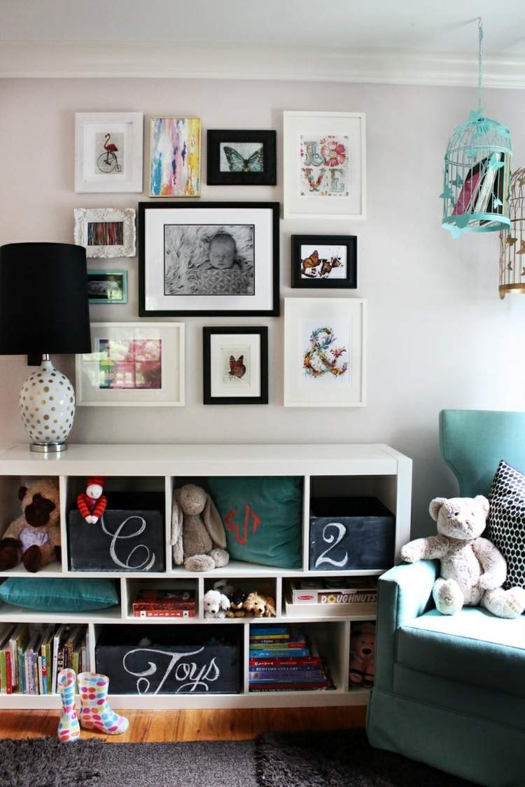 Fotografická stena s rámom v čiernej a bielej farbe foto stena dizajn detská izba nápad rám čiernobiely vinobranie