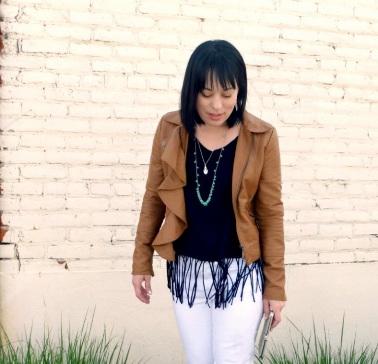 Outfit so strapcovým topom, ťavou bundou a bielymi nohavicami Košeľa urob si sama-strapce-biele-nohavice-kožená bunda