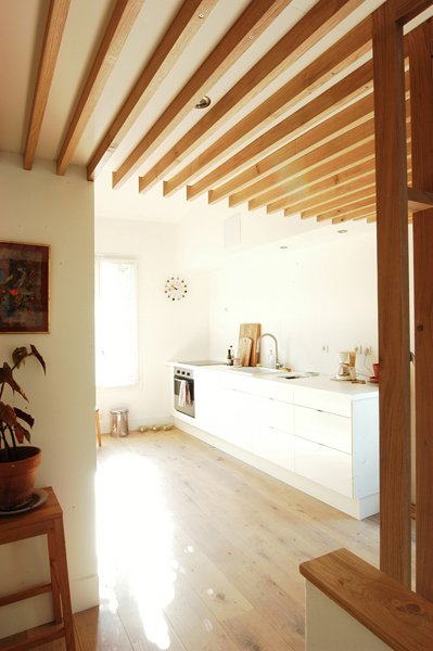 malá biela kuchyňa s dekoráciou drevenej podlahy malá-biela-kuchyňa-drevená dekorácia