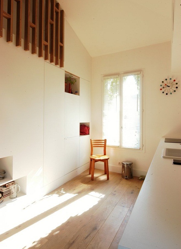 biela kuchyňa s drevenou podlahou od THE Architectes biela-kuchyňa-drevená podlaha-THE-Architectes