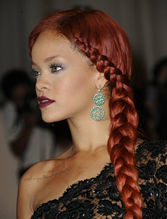 trendy účesov 2014 hviezd Rihanna návod na francúzsky vrkoč video s návodom na francúzsky vrkoč Rihanna