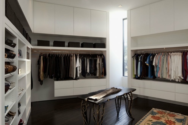 moderný interiérový šatník