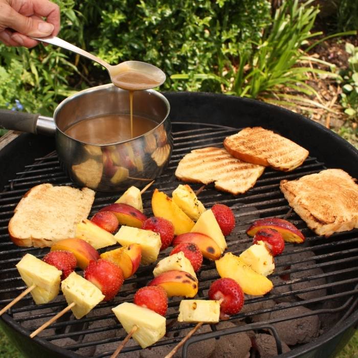 ovocie na grile šašlik-ovocný dezert-karamelové fondue