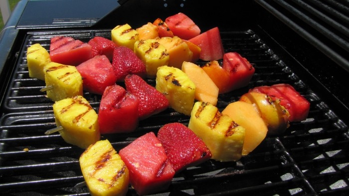 ovocno-shashliks-gril-leto-ovocne-tipy
