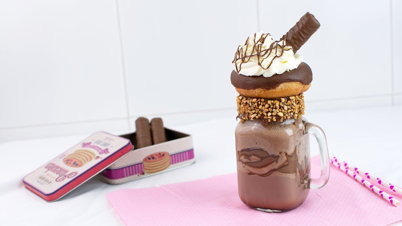Recept na čokoládový freakshake Milkshake ozdobí čokoládovú tyčinku s čokoládovou šiškou