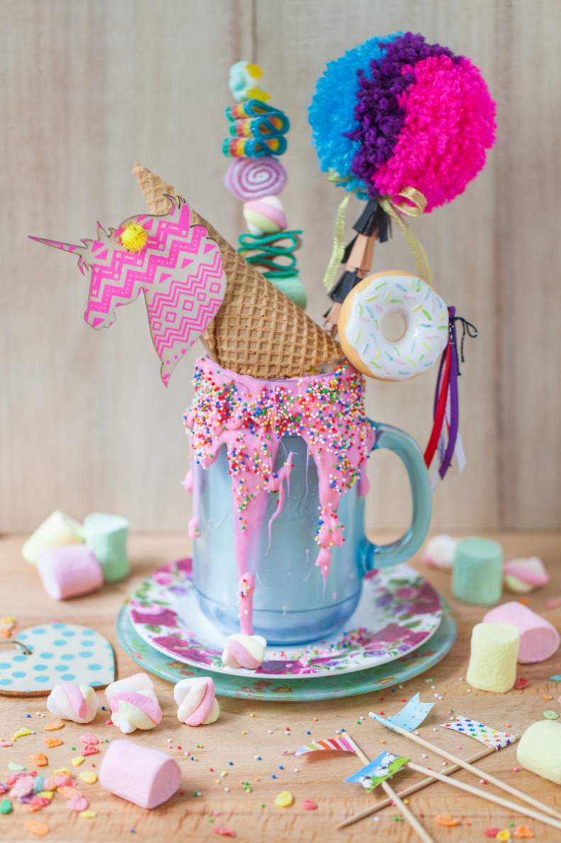 Recept na Freakshake Unicorn Jahodový mliečny kokteil Marshmallow Zmrzlinový dezert