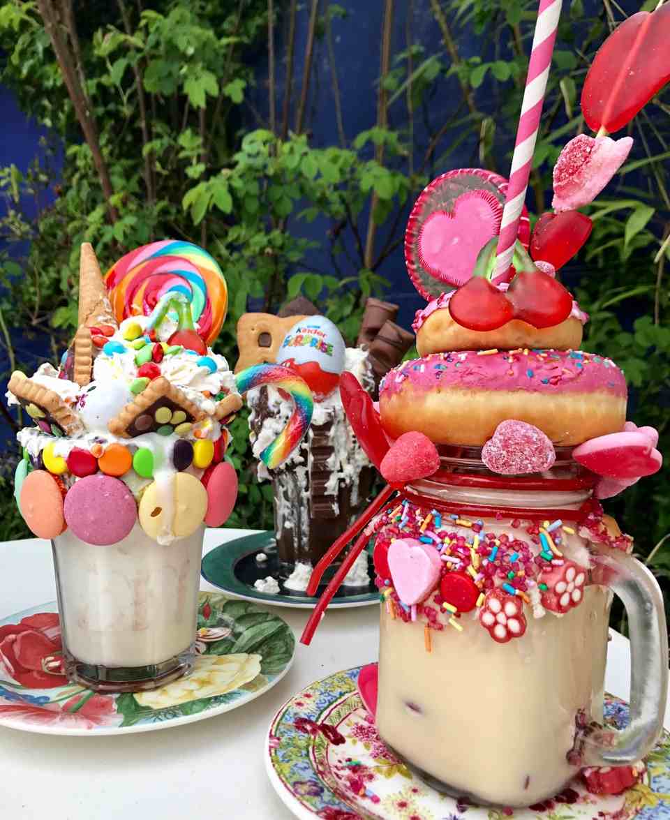 Recept na freakshake donut deti zdobenie čokoládovej tyčinky vanilkový milkshake